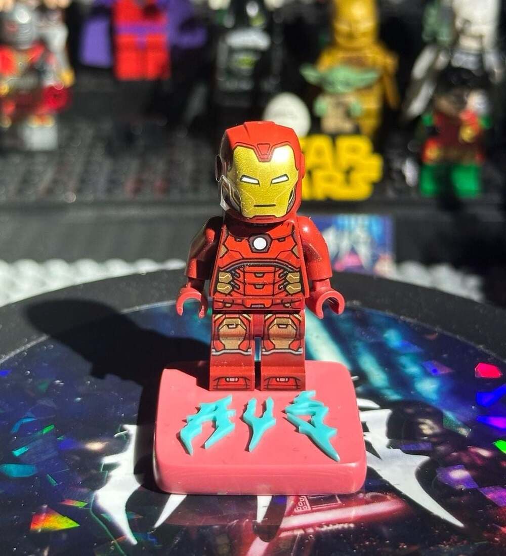LEGO Iron Man Minifigure (SH612) with Silver Hexagon on Chest from Avengers Towe